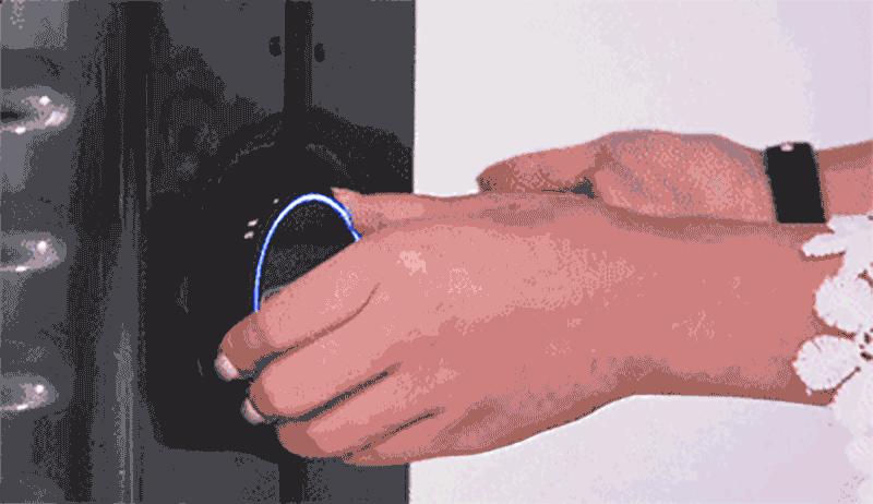 「小蟹趣玩」行李箱自动跟着你走，炫酷！