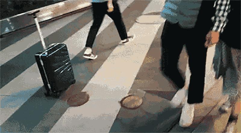 「小蟹趣玩」行李箱自动跟着你走，炫酷！