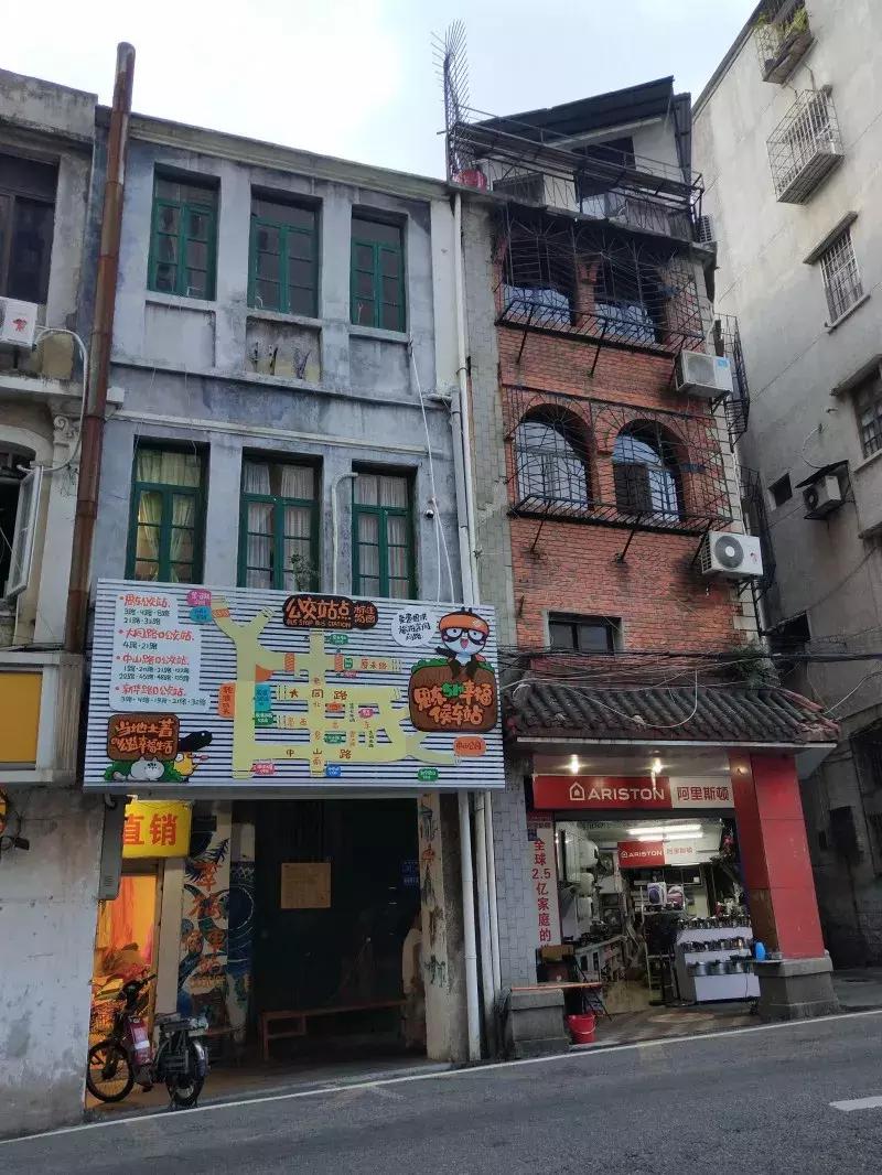 你可知道?思明东路的骑楼里,藏着一个“幸福候车室”