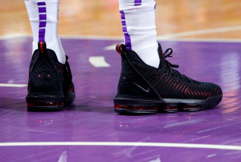 今日球场战靴鉴赏：奥迪的拉链鞋