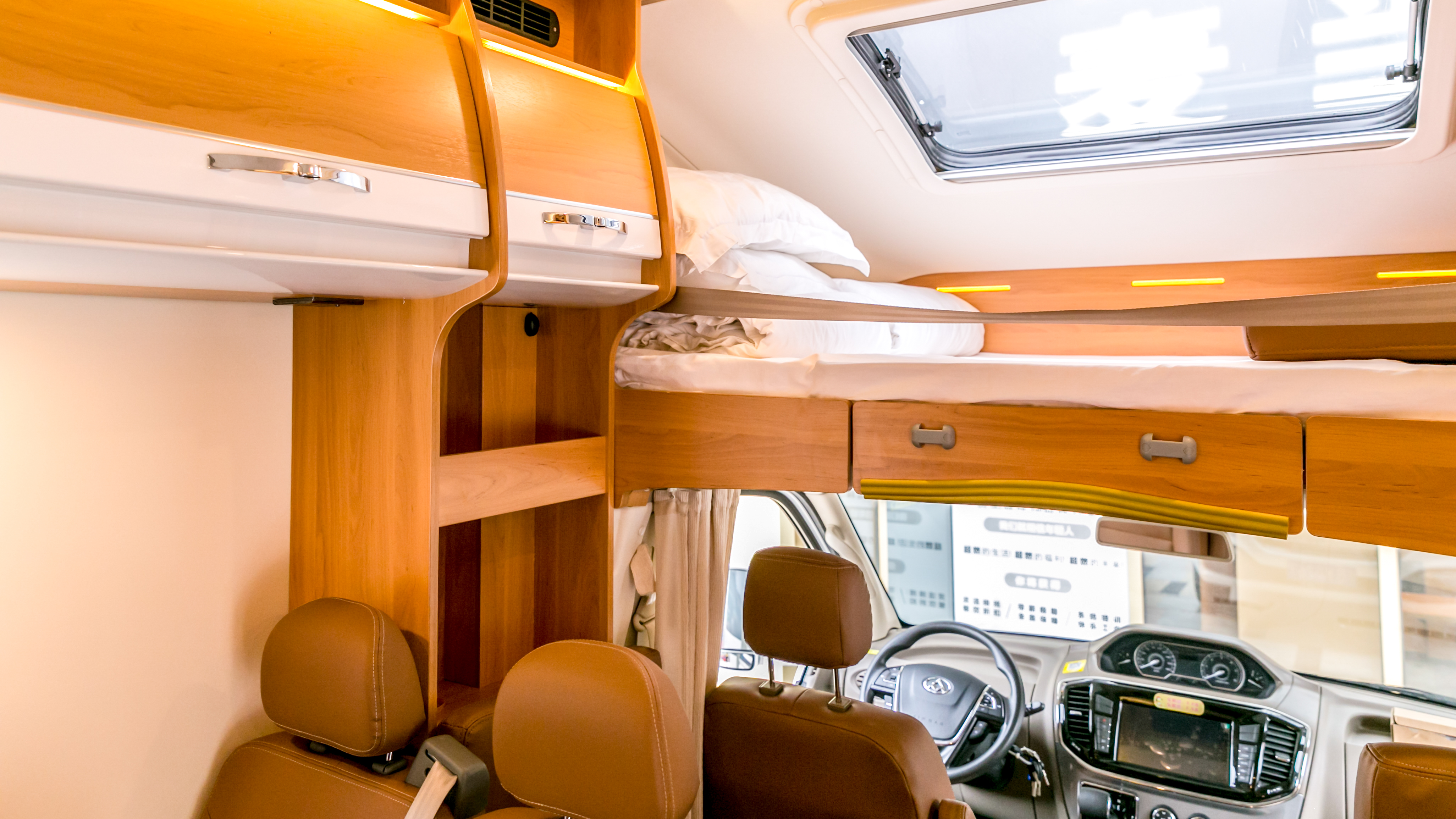 鏉ュ埌骞垮窞鐧戒簯姹囧箍鍦轰笌瑙備紬瑙侀潰,鐧戒簯姹囧箍鍦哄槈骞村崕