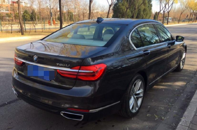 小伙开宝马7系,小伙把车借给了兄弟