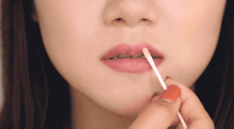 为什么口红涂上看着很脏,为什么口红涂得不好看很容易掉