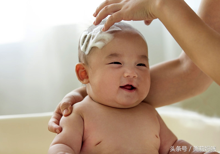 新生儿头上的乳痂要怎么处理,婴儿头上乳痂简单有效的清理方法