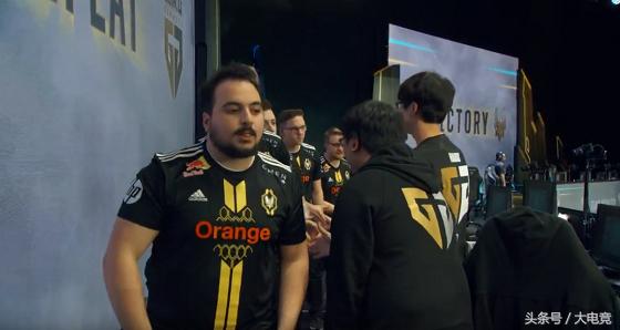 S8小组赛首日综述：LPL全胜，LCK战队翻车，遭欧洲大佬“*击狙**”！