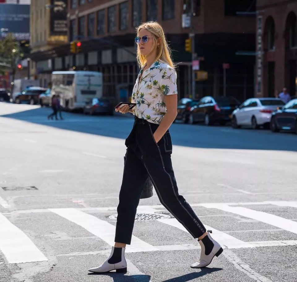 今年的靴子流行买短不买长,今年秋冬穿靴子就买这3种高级色