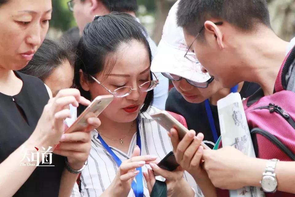 开跑车接孩子被退出群聊，家长式炫富惹人烦了？