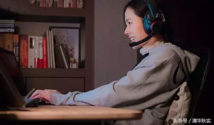 吓尿！每天玩手机4小时，8年后开刀换骨！颈椎病，正疯狂袭来！