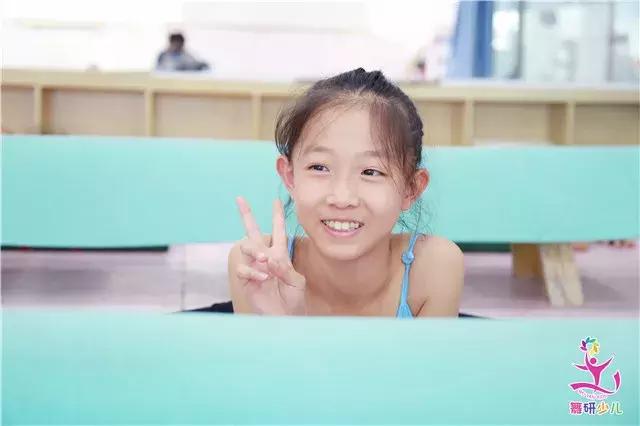 今天是我第一天上学的舞蹈完整版,学舞蹈最疼的50个动作疼哭了