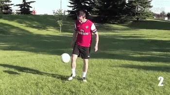 最全颠球的练习方法,实用的颠球技巧