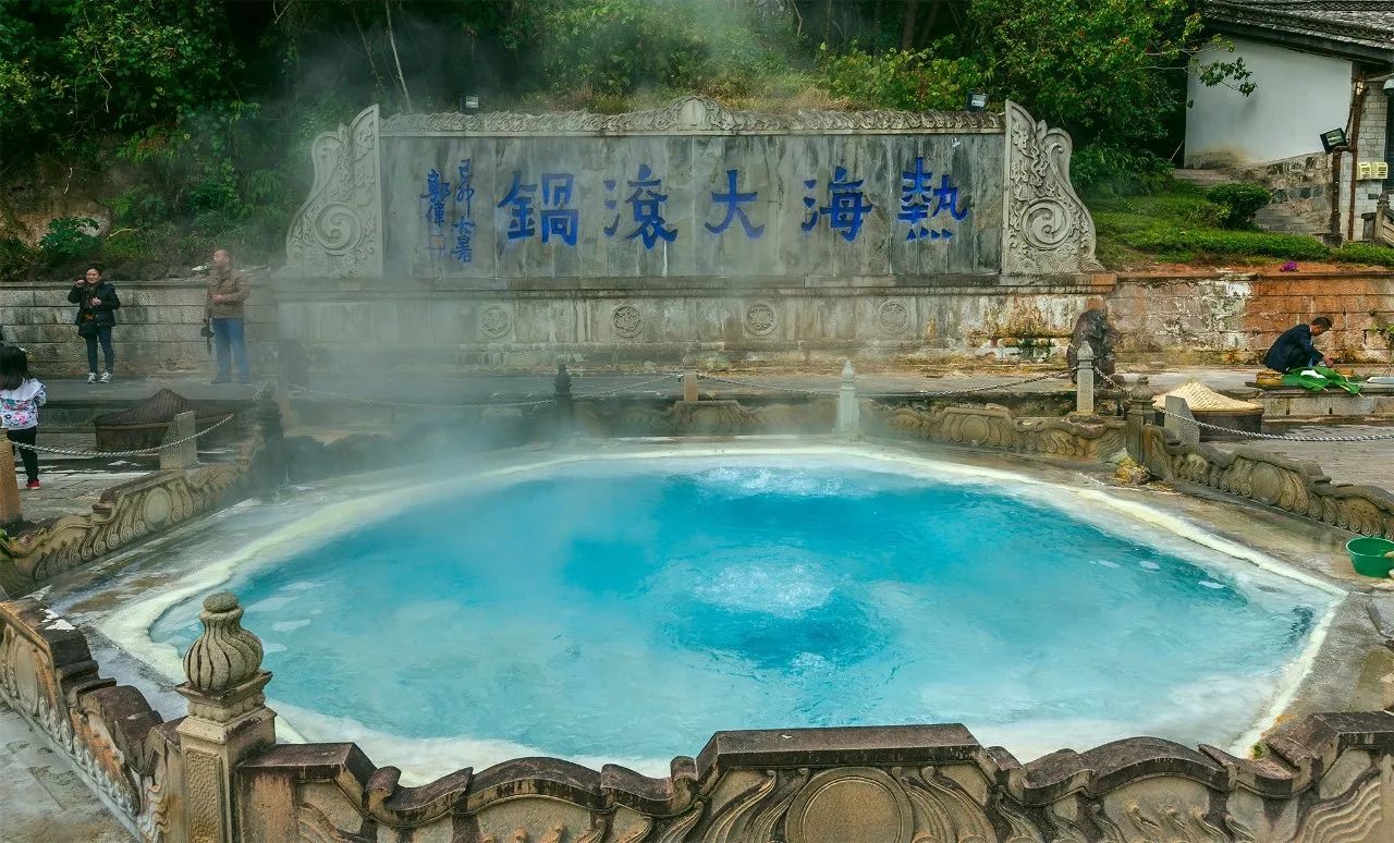 看火山泡温泉：北回归线上四季如春的腾冲特有的温暖