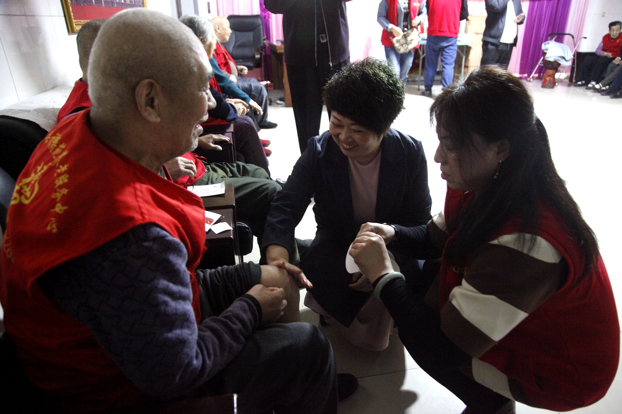 一份份爱心走进井陉福寿苑养老院，这个重阳老人不寂寞