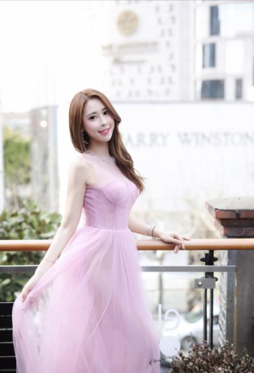 玩游戏的都是男生？小姐姐用行动证明，什么叫颜值身材都在线！