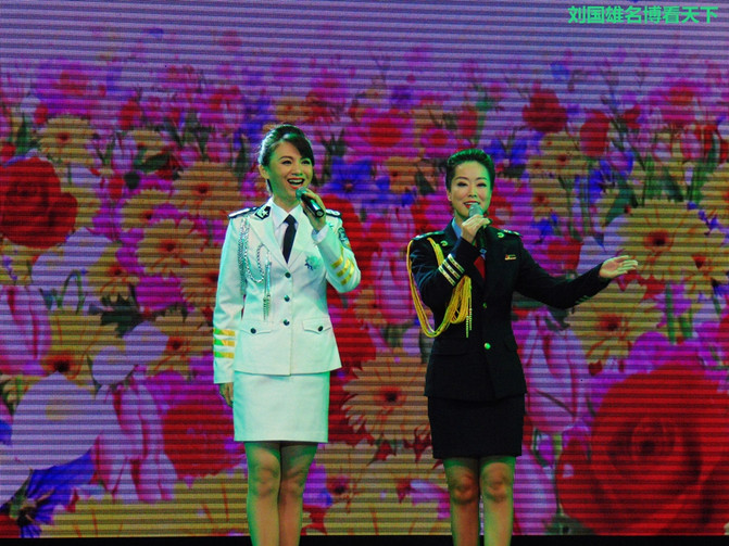 抱着个小孩,歌声还那么高亢,艺院老教授翁葵赢得满堂彩!