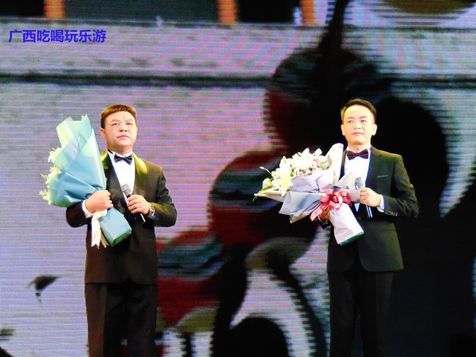 抱着个小孩,歌声还那么高亢,艺院老教授翁葵赢得满堂彩!