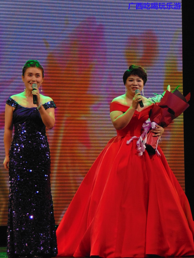 抱着个小孩，歌声还那么高亢，艺院老教授翁葵赢得满堂彩！