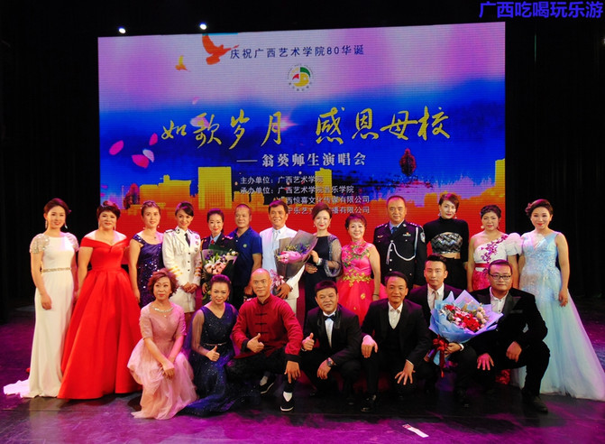 抱着个小孩,歌声还那么高亢,艺院老教授翁葵赢得满堂彩!