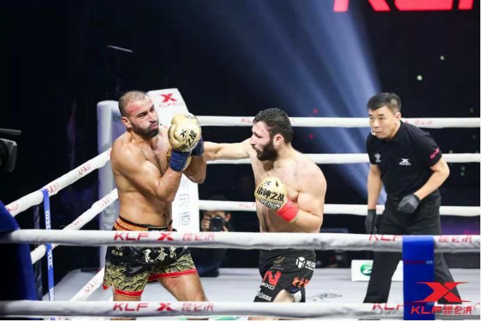 中国独苗冯兴礼强势晋级诸神4强，奇利亚宝刀未老KO对手太给力