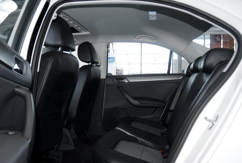 5万多17年的合资车,5万左右二手车大众17款桑塔纳