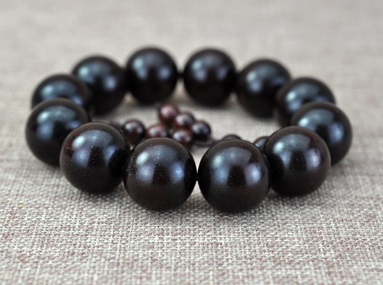 小叶紫檀为何不宜多盘,四种人不宜戴小叶紫檀