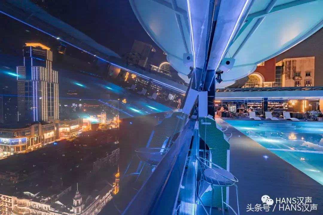 走，一起去武汉奇妙顶楼天台踢球蹦迪撸串