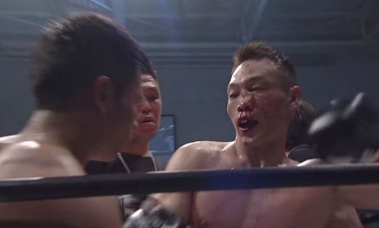 泰拳比赛被踢飞,泰拳比赛脑袋被肘砸凹陷