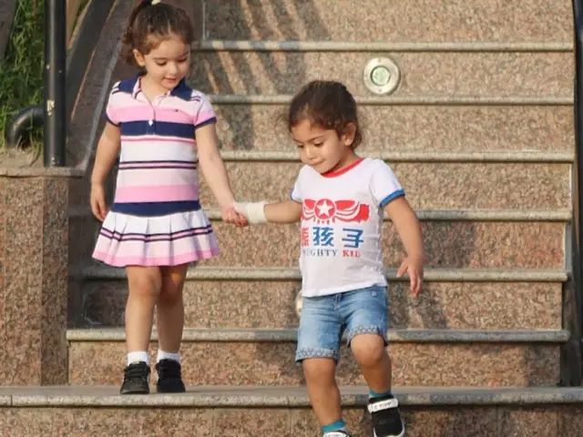 小孩倒立俯卧撑,倒立俯卧撑小学生练八块腹肌