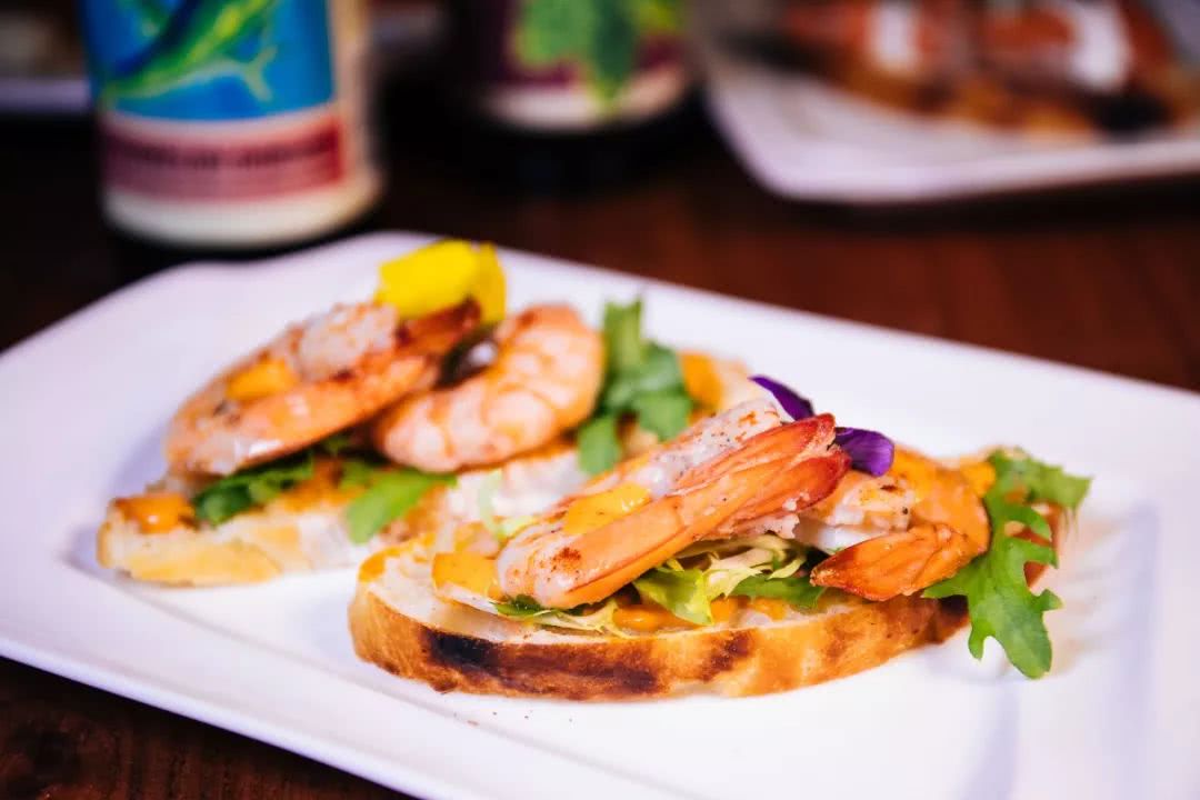 夜场界地震了！观音桥新开一家奇葩酒吧，整条街的风头都被它抢了