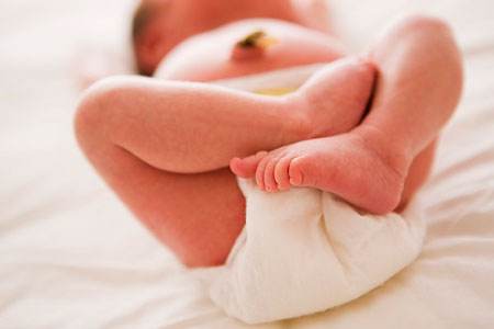 婴儿10-12个月粪便颜色,婴幼儿正常大便的颜色和性状