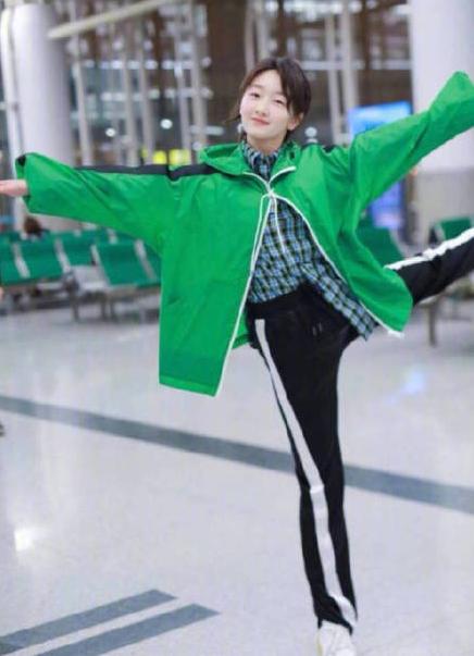 周冬雨同款衣服穿搭秋冬,周冬雨牛仔裤连衣裙