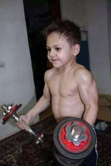 小孩也能练出全肌肉的方法,盘点那些满级练出肌肉的小孩