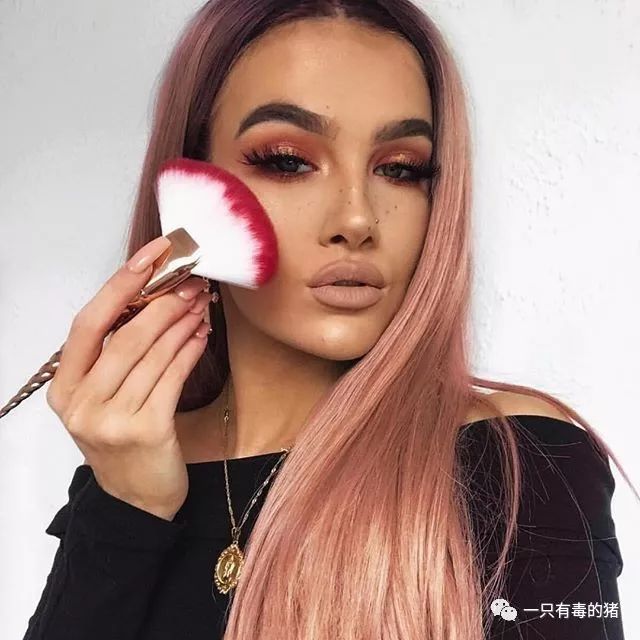 深扒摔跤炫富：原来富婆们20w包包里的东西也没什么了不起