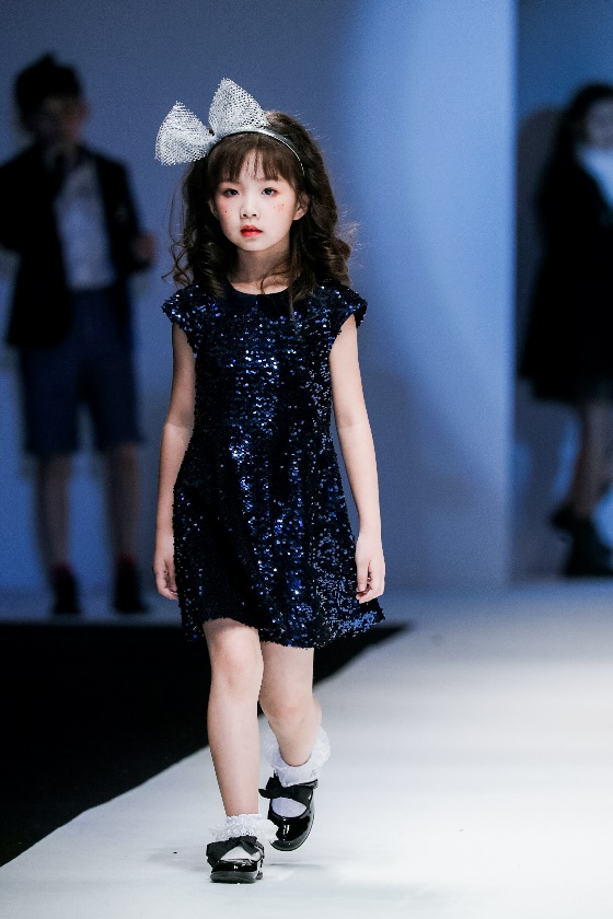 巴拉巴拉唐老鸭羽绒服深蓝,巴拉巴拉迪士尼唐老鸭联名款