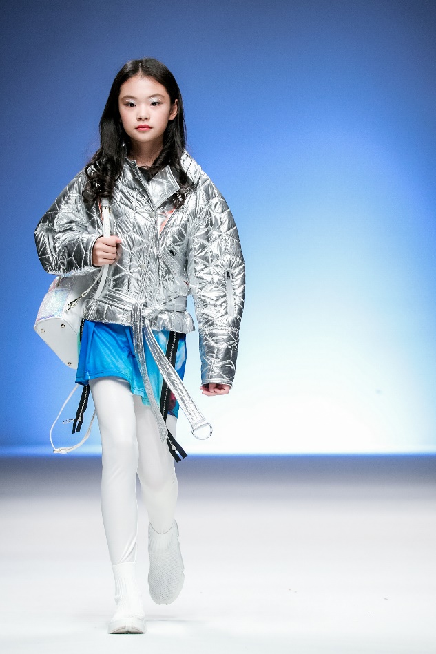 巴拉巴拉唐老鸭羽绒服深蓝,巴拉巴拉迪士尼唐老鸭联名款