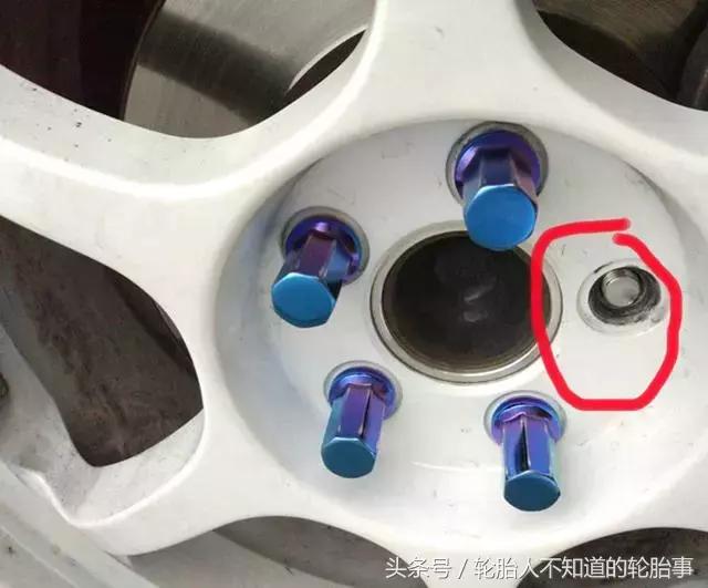 轮胎螺丝断4个怎么回事,轮胎螺丝为什么会断了