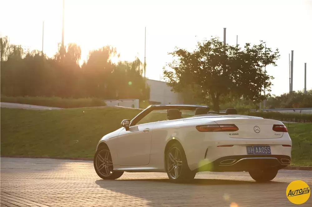 驾驶奔驰e200游艇蓝敞篷,奔驰e200敞篷试驾视频