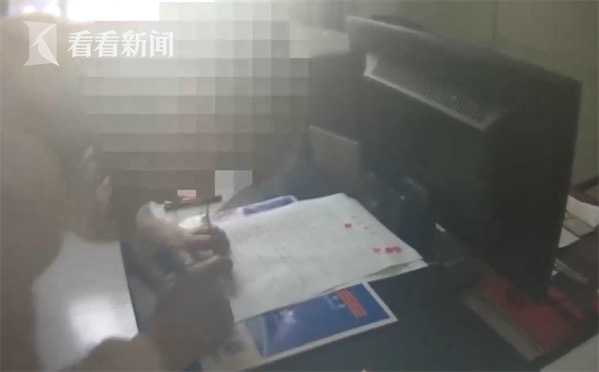 9岁小孩开车妈妈坐一旁拍视频,9岁男孩开车上路母亲坐在副驾驶