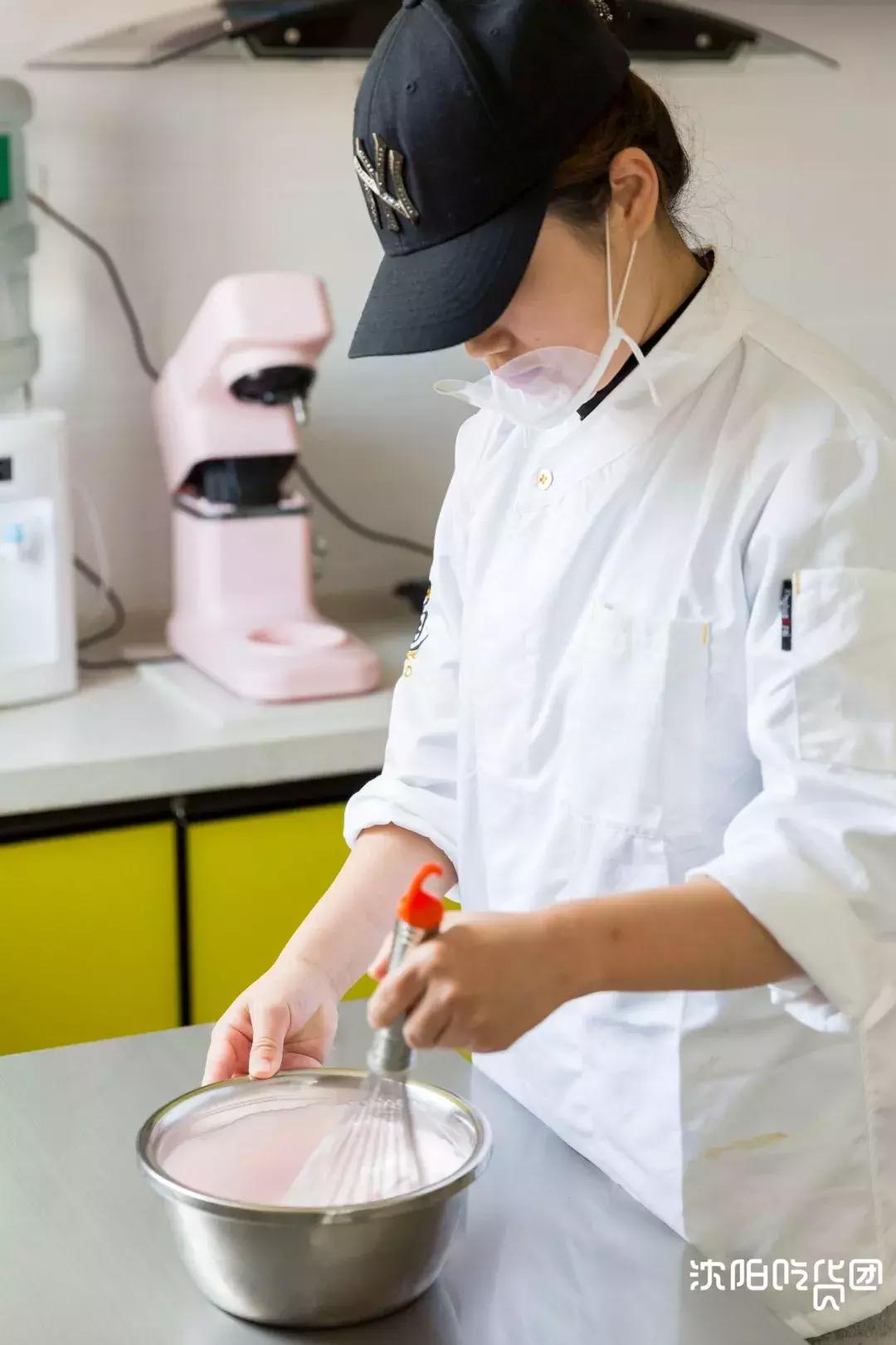 等了三个小时的爆浆奶盖蛋糕,草莓奶盖爆浆蛋糕哪家好吃