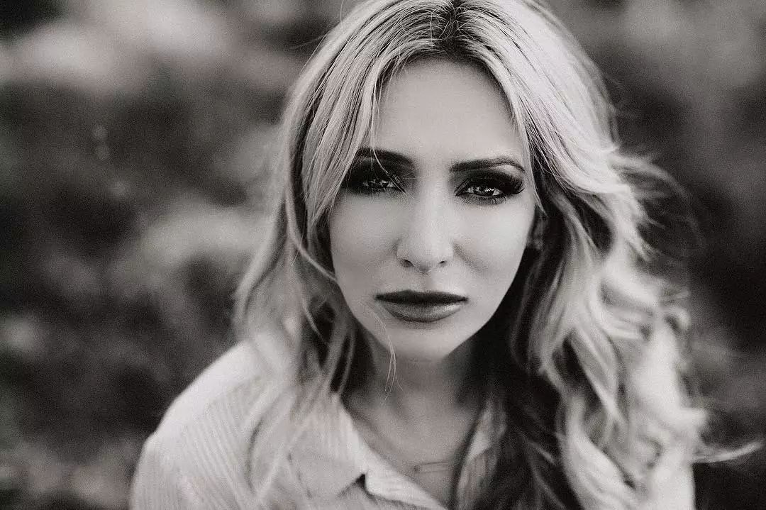 舅舅性侵、母亲家暴，她绝地反击，当上军官后，帮更多受虐孩子