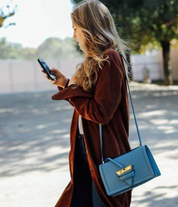 奶茶色包包配什么衣服,奶茶色包包冬天穿搭