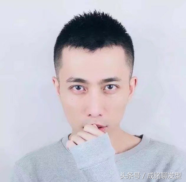 男生头发少有点秃软适合什么发型,两边白发剪什么发型好看