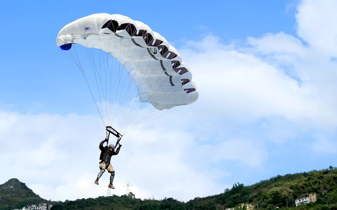 2013年安顺坝陵河大桥跳伞大赛,2021坝陵河大桥低空跳伞