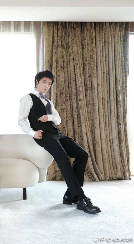 华晨宇当伴郎,华晨宇当伴郎的造型