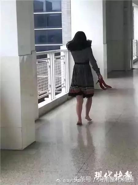 这位妈妈，你偷偷在学校里打赤脚的样子真美！