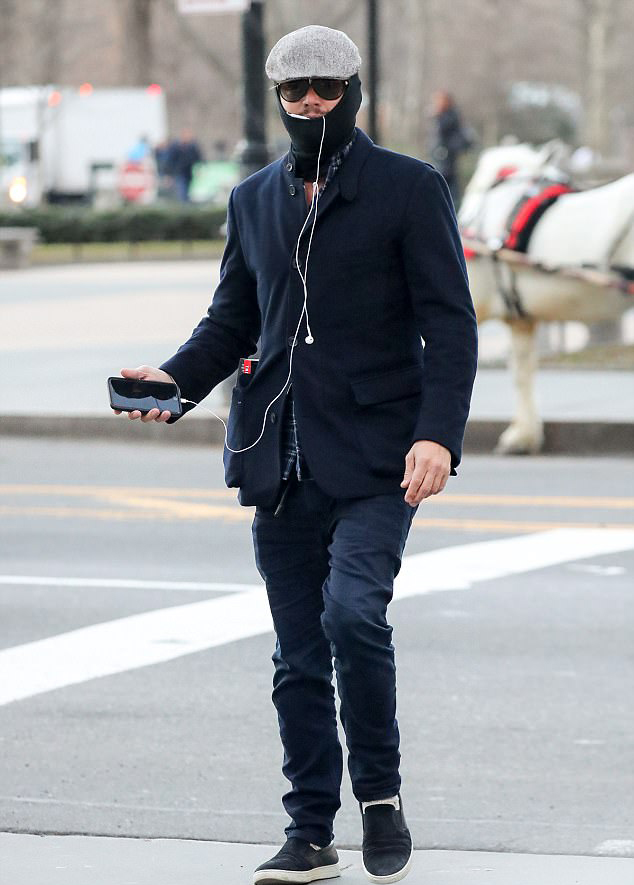 鹿晗防狗仔视频完整版,明星防狗仔戴墨镜戴珍珠链吃饭