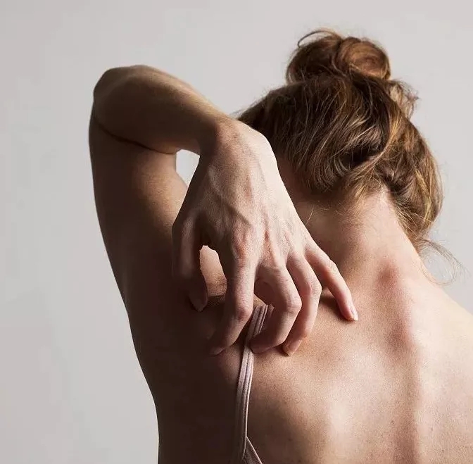 如何选洗澡时用的沐浴刷,怎样洗澡搓背