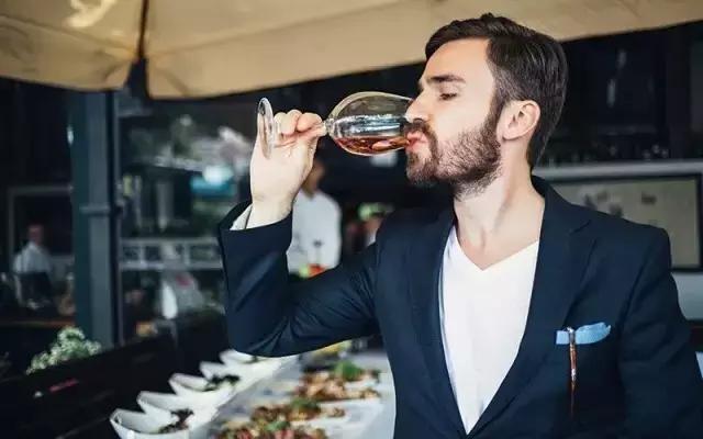 别人说有酒我怎么回答,女人问你什么酒怎么回答