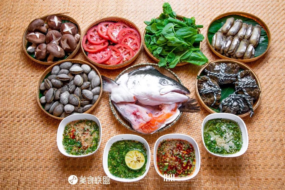 昆明闹市这家12年老店,独创傣式火锅一年只卖89天,大闸蟹涮着吃