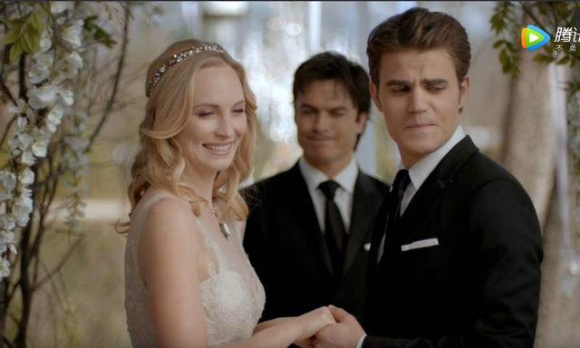 吸血鬼日记斯特凡死了卡罗琳大哭,吸血鬼日记卡罗琳什么时候在一起