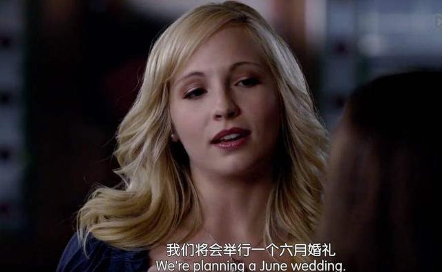 吸血鬼日记斯特凡死了卡罗琳大哭,吸血鬼日记卡罗琳什么时候在一起